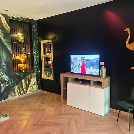 House Twenty - Five * Mailand